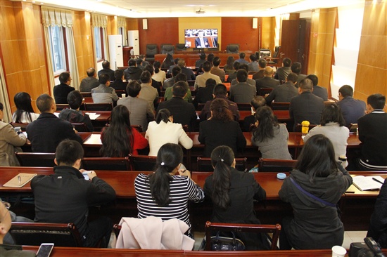 市纪委机关集中收听收看党的十九大开幕式